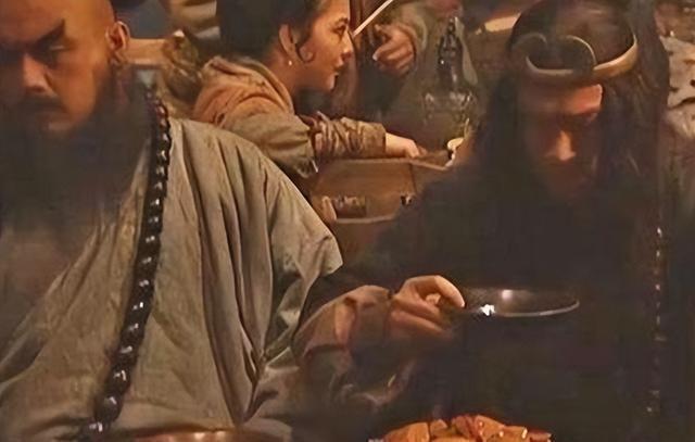 鲁智深喝四角酒，到底是豪气冲天，还是鲁莽至极？
宋代酒文化盛行，酒楼是市井繁华的