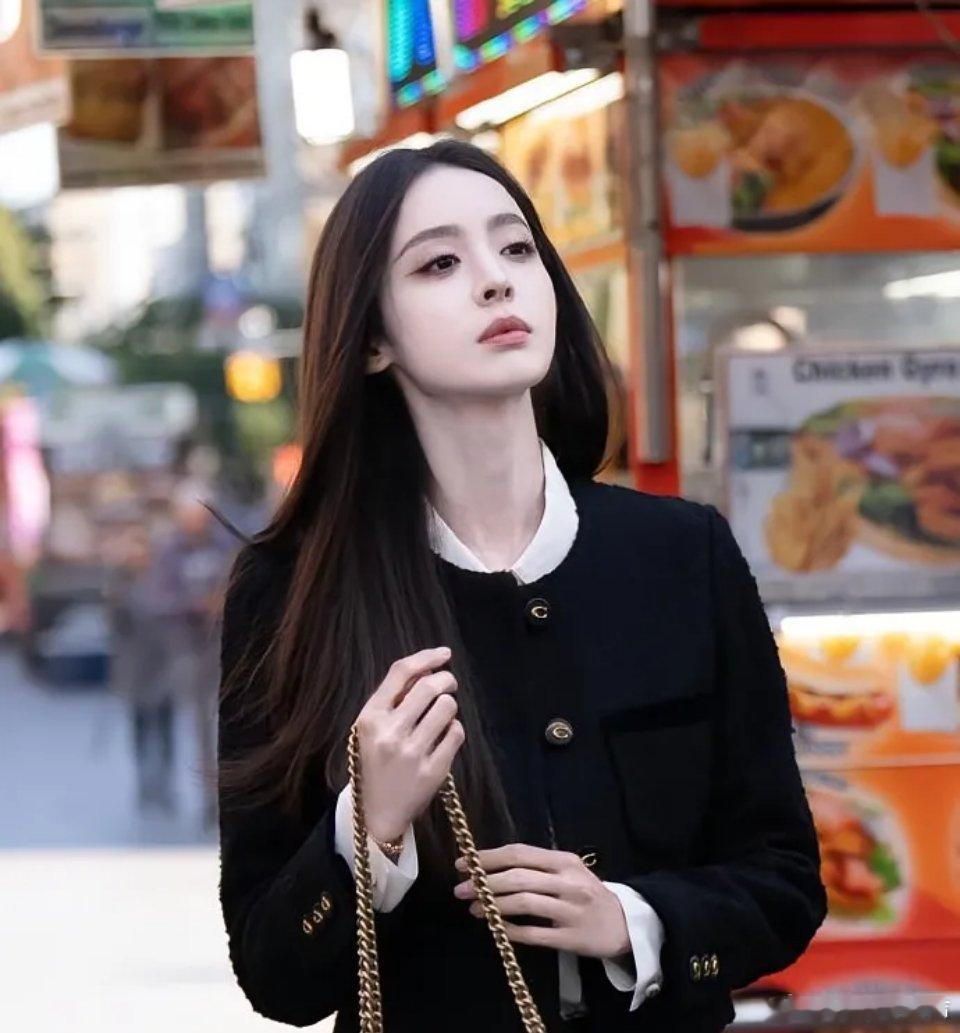 古力娜扎风格大焕新，直接美出新高度！精致小香风外套自带优雅质感，搭配洒脱随性的阔