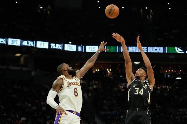 詹姆斯已经三年多没有在常规赛里和字母哥相遇过了，两人最后一次面对面是2022年1