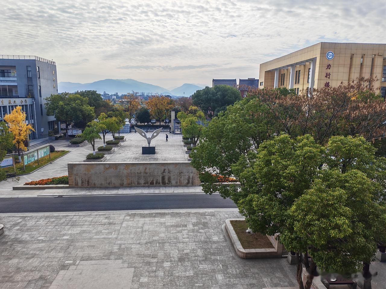 路过传达室，发现有孩子在里面吃饭，旁边坐着一个老奶奶慈祥地看着孩子。保安说有奶奶