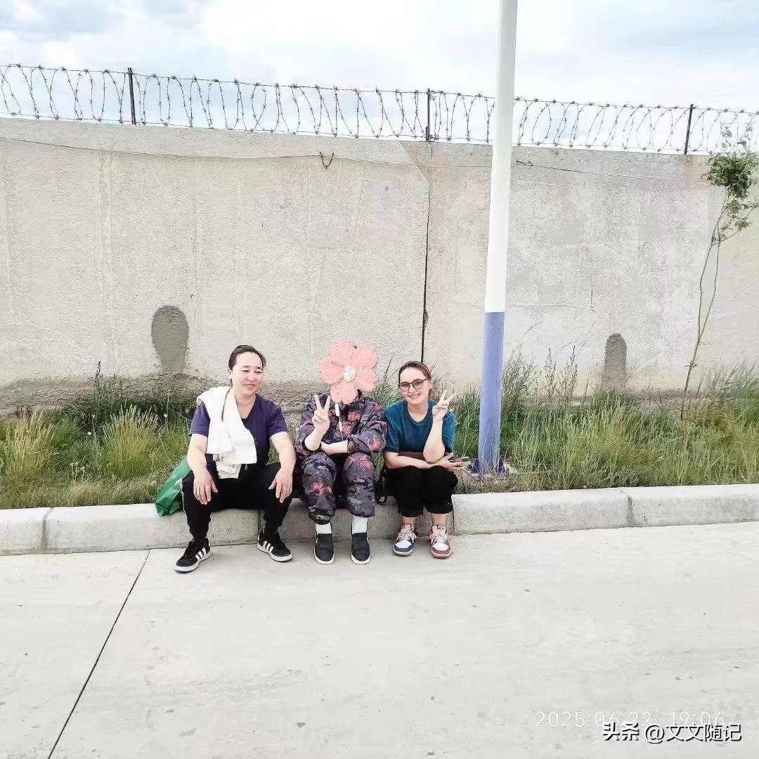 晒图笔记大赛在蒙古乌兰巴托认识的两个车间女工，一个叫艾给，一个叫米歇特。她们总是
