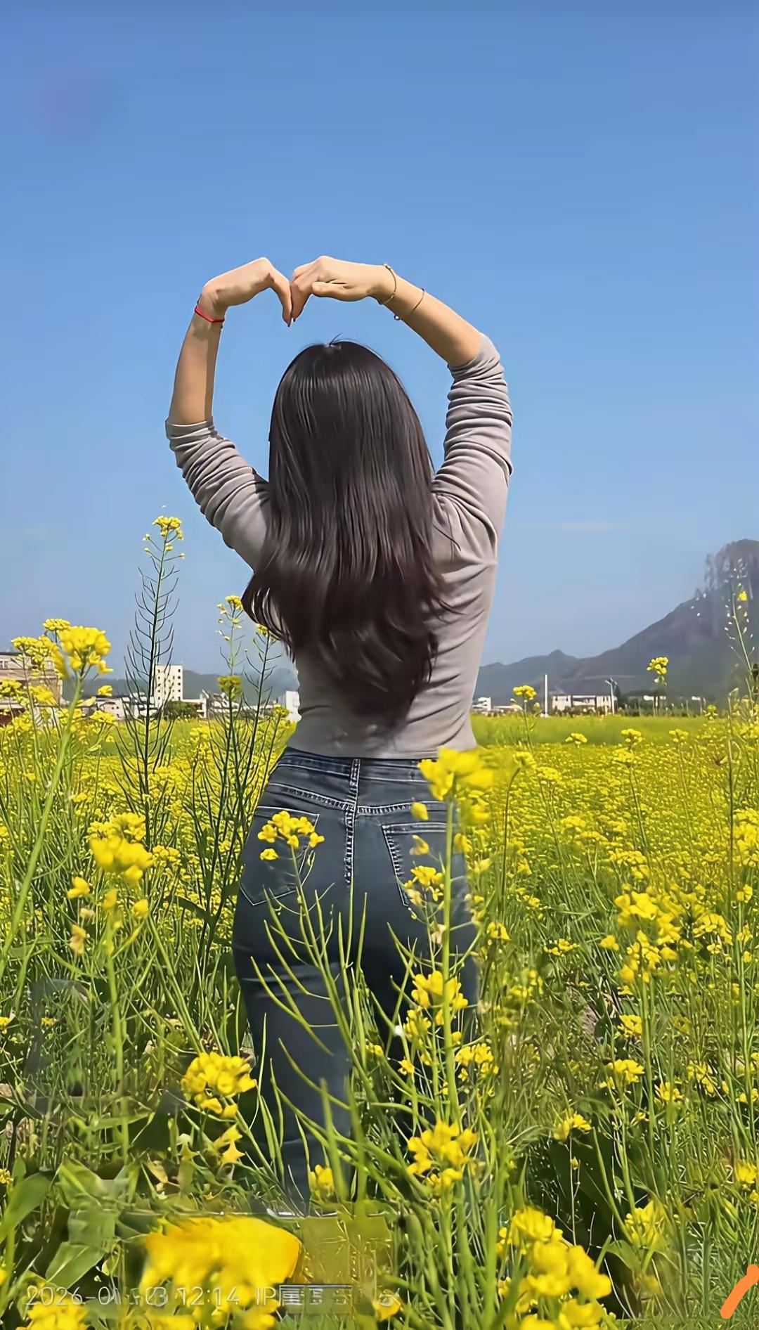 油菜花海里的天鹅舞！