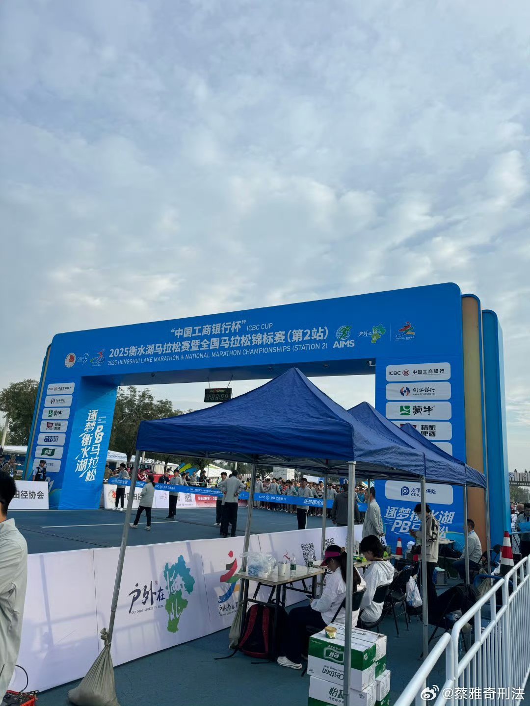 衡水湖马拉松 赛事中，赛道智能语音播报系统实时推送信息，AI助手“小果冻”贴心陪