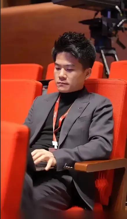 现在的董宇辉为什么越来越帅了？


真奇怪，难道俗话说的相由心生就是在说宇辉吗？