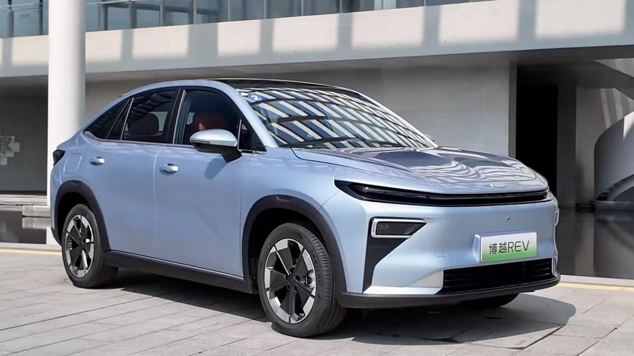 吉利十周年
今晚新成员正式加入
超长续航的吉利博越REV来咯
带了三个版本给我们