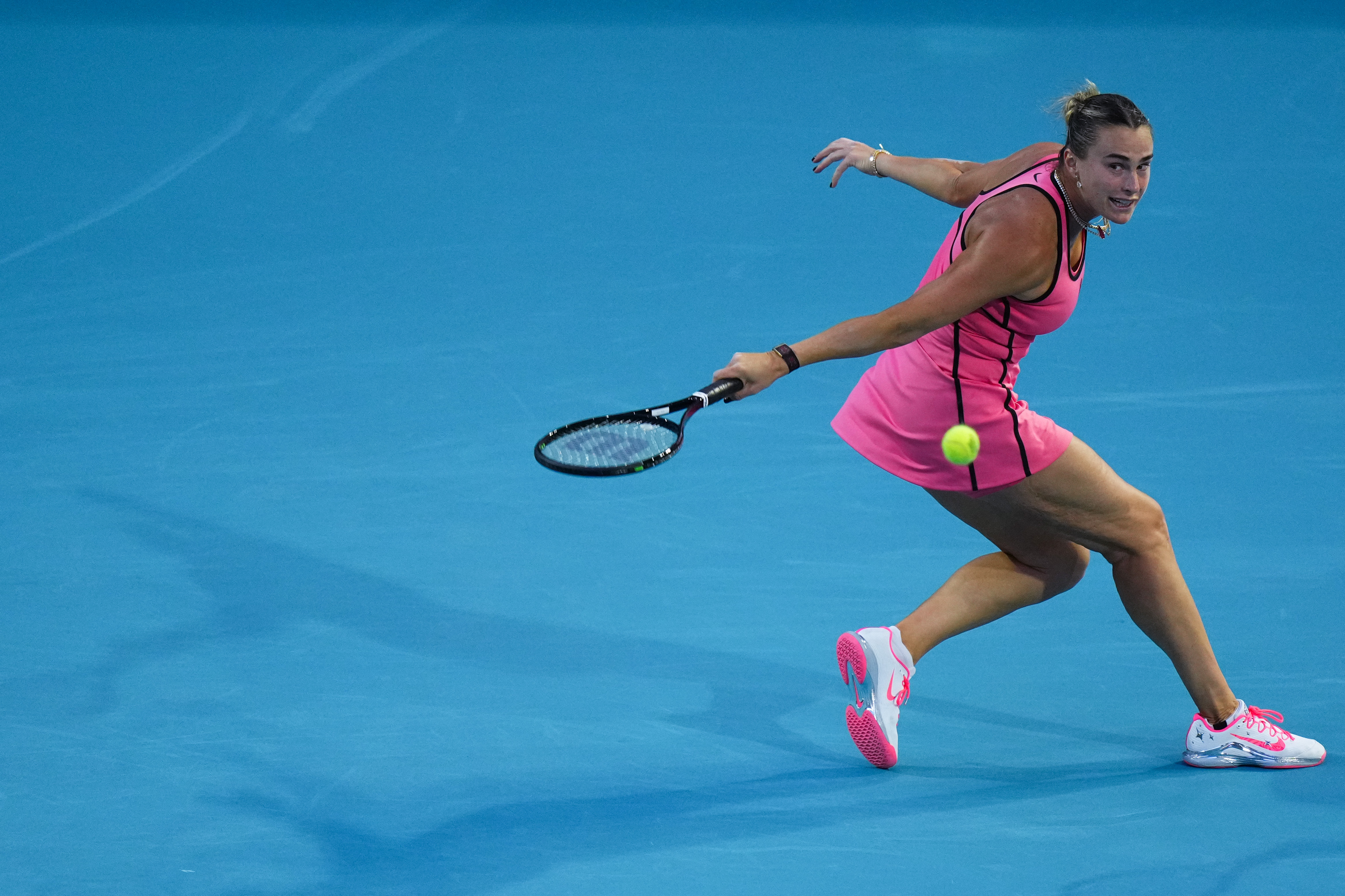 即时战况：正在进行的迈阿密站第四轮对决，萨巴伦卡把握住第二个发球胜盘局以6-3拿