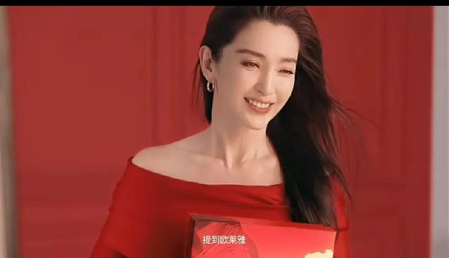 哇塞！@李冰冰 回家啦，这状态简直绝了！白衣飘飘，飒爽英姿，仿佛自带光芒；黑衣沉