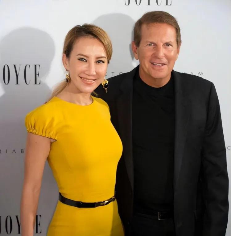 李玟去世和她复杂的婚姻息息相关。李玟的两个继女突然连夜注销了社交媒体账号，原因并