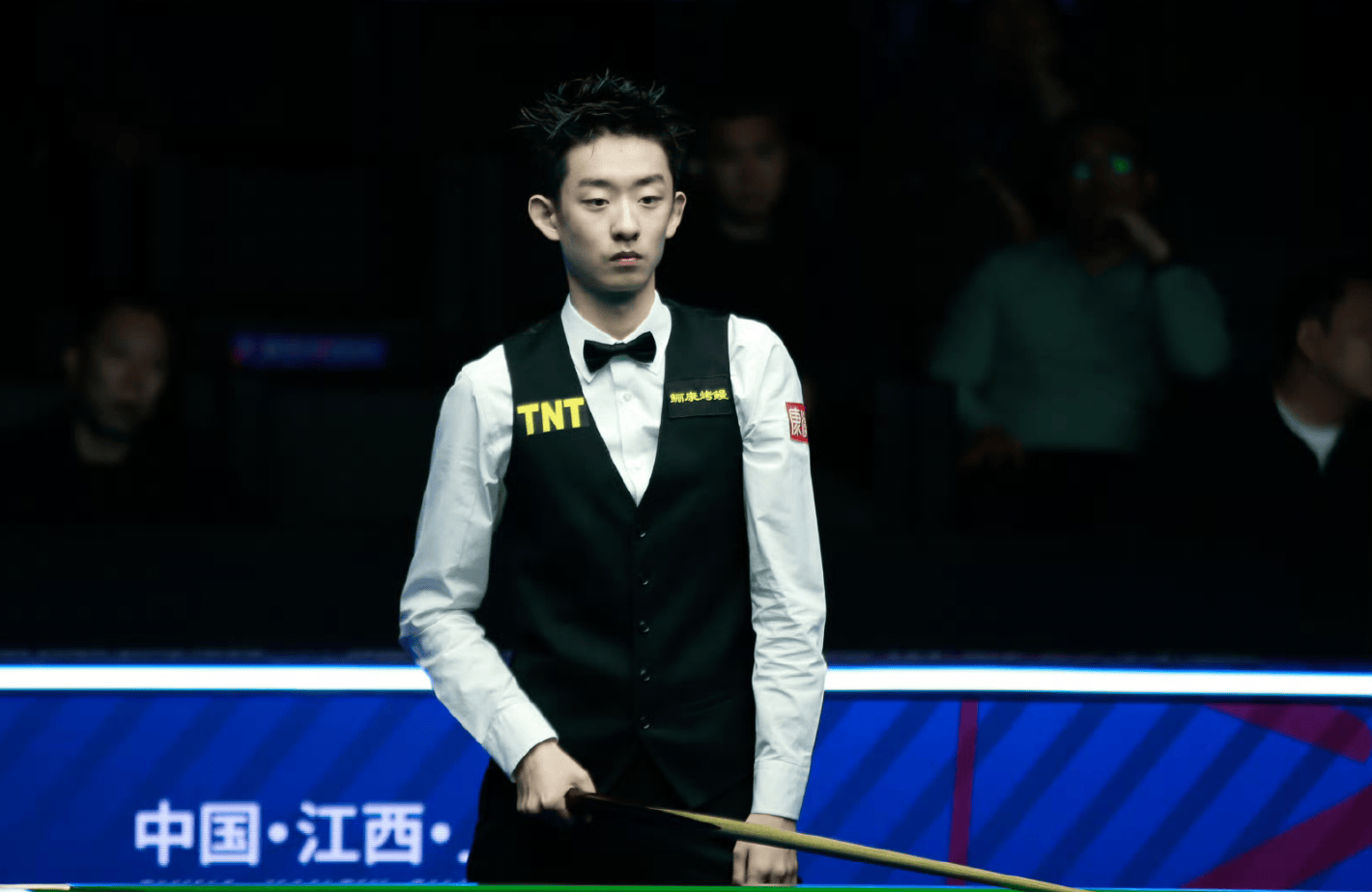 吴宜泽5-4险胜宾汉姆，晋级斯诺克世界公开赛16强