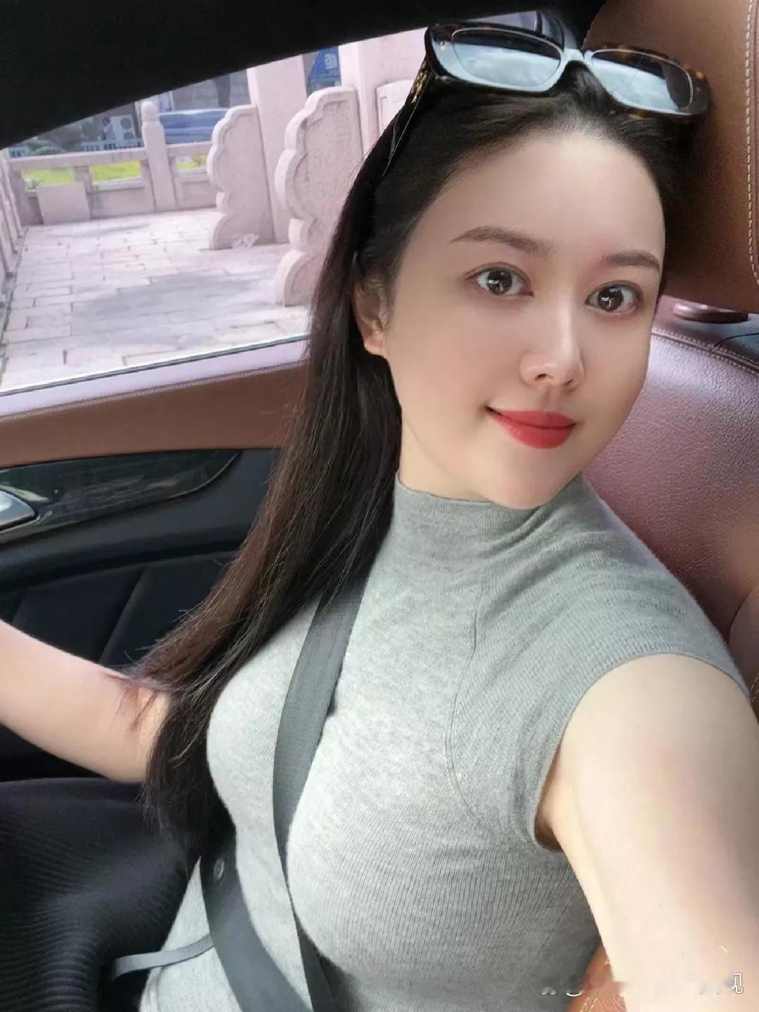大眼睛美女在看你呢，怎么样精神吧。
（转载：认知一定要变）