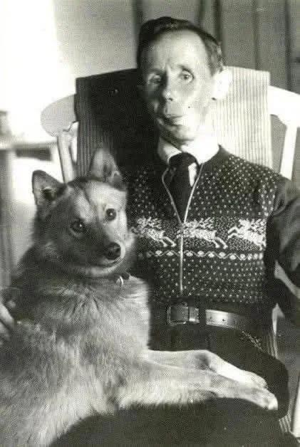 芬兰狙击手西蒙·海耶和他的爱犬基勒（1961年）。绰号“白色死神”的他，在二战期