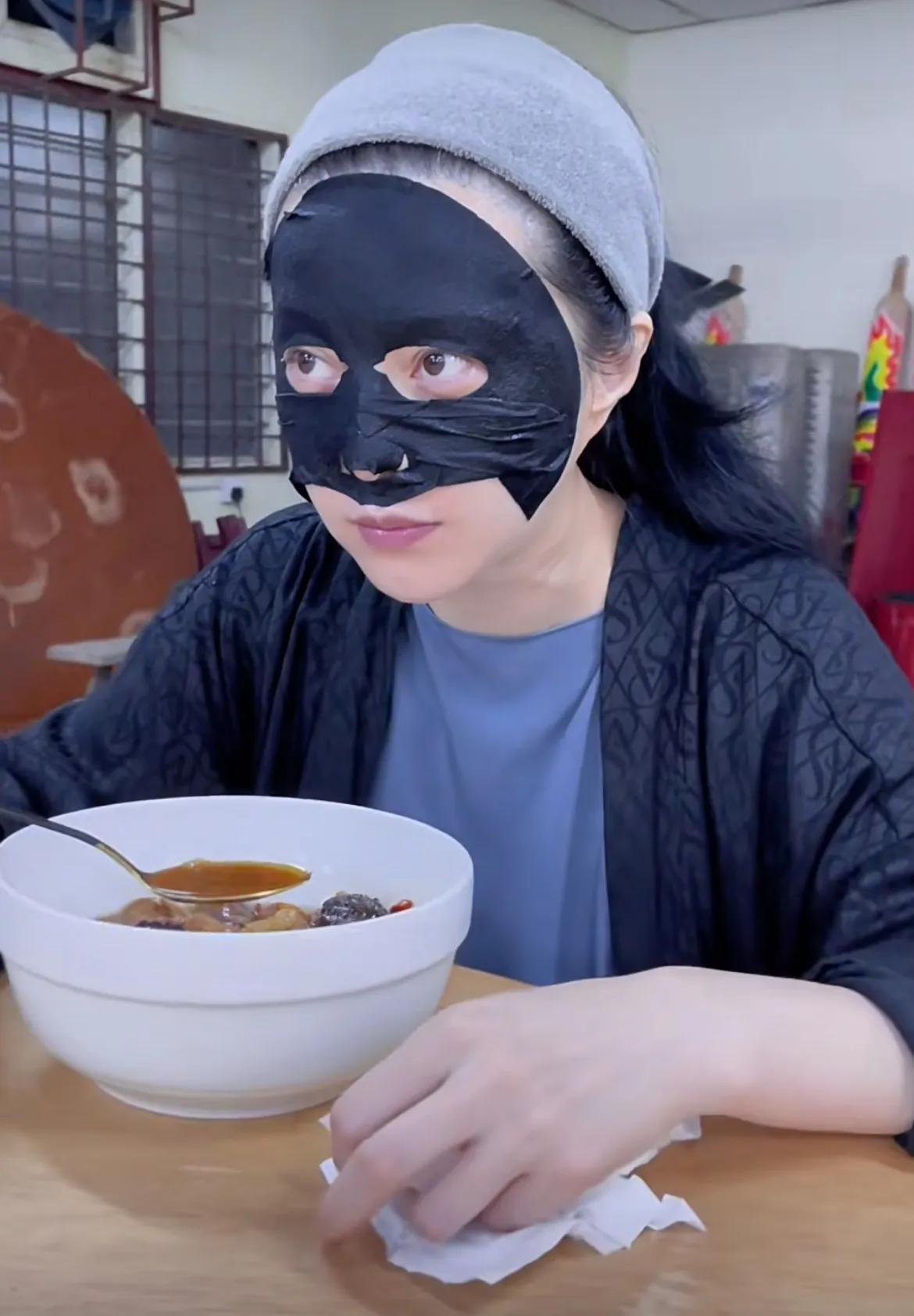 美冰姐终于进组了，一大早6点就开始吃早餐了，体能充沛才能好好拍戏。