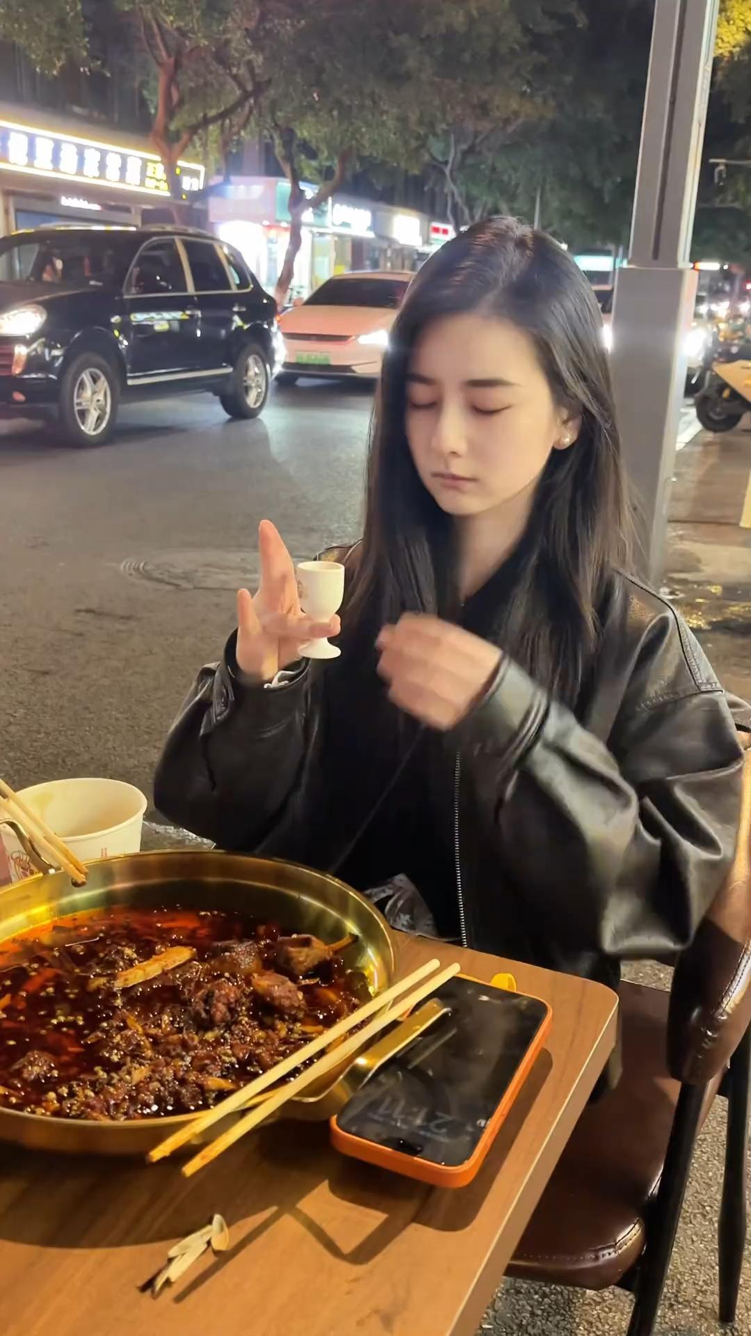 喝酒之前背一遍，喝完对面全下线。今日我举杯，全场我最美。无论酒杯深或浅，一口见底