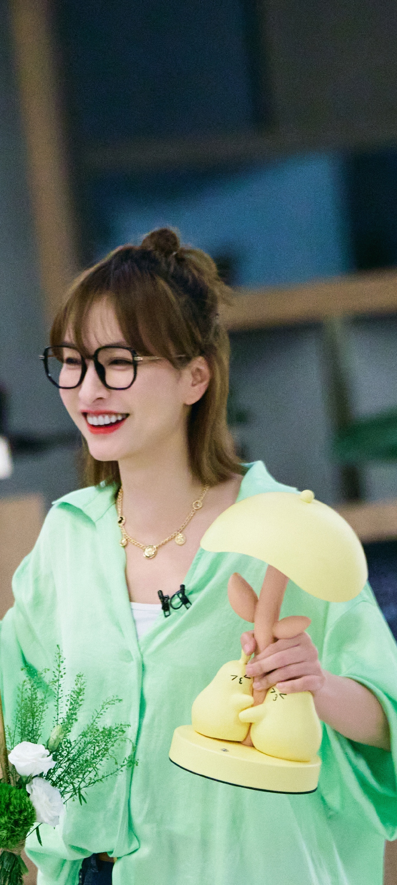 吴昕，绿色衬衣好有青春气息。吴昕