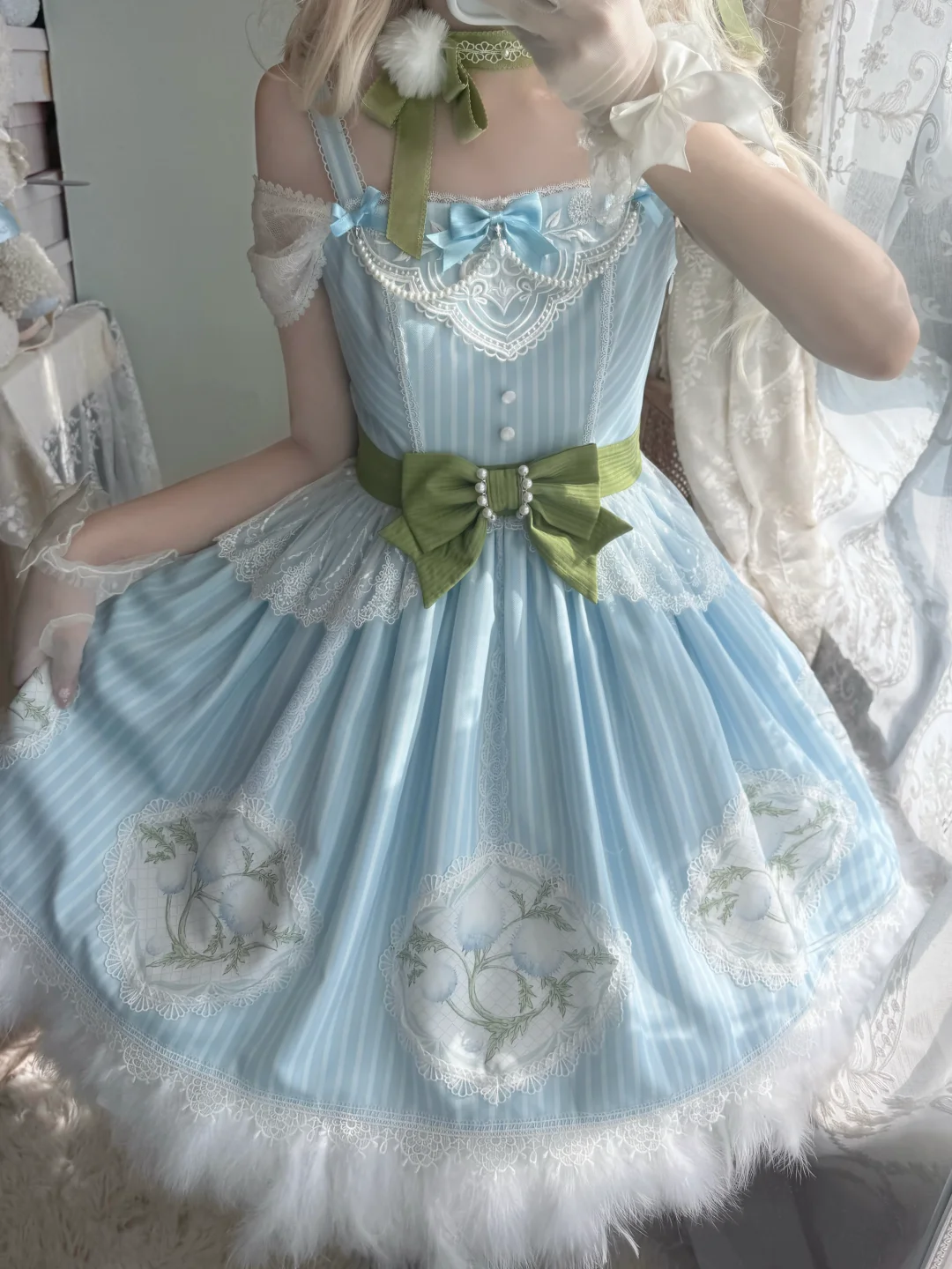 温暖的阳光在每个清晨轻柔唤醒沉睡的少女