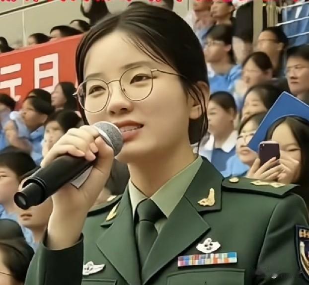 刘晨阳，青岛大学2025届毕业生，形象端庄靓丽，嗓音洪亮宽广，一曲《英雄赞歌》气