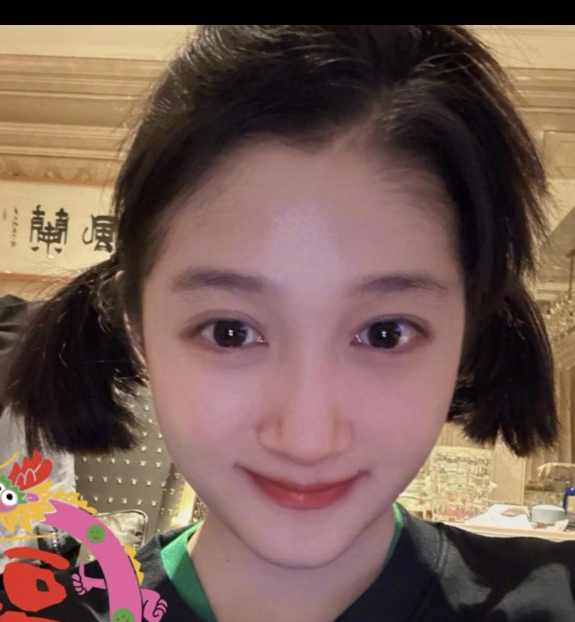 现在回看关晓彤24年剪的短发还真是挺诡异
明星想换发型没毛病，可是这么重要的造型