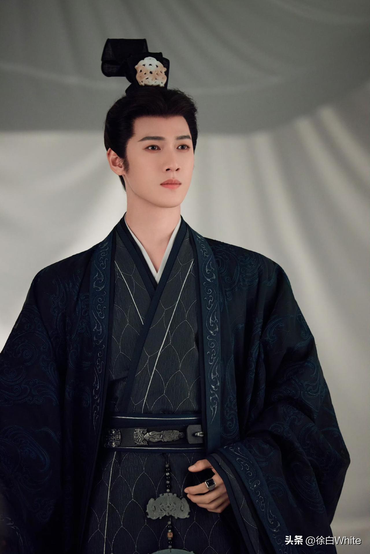 3月6日，孟子义李昀锐新剧妆造都是落地汉，不知道的还以为两人四搭了！
感觉两部剧