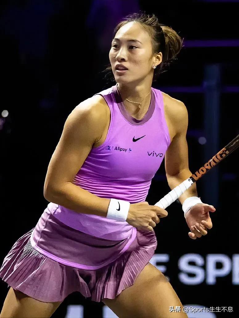 郑钦文2024赛季收获三冠三亚，世界排名第五。
世界排名:
2023赛季No.1