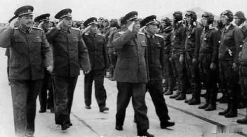 1959 年庐山会议，彭德怀刚访八国归来，本要请假，因毛泽东致电而参会。他在 7