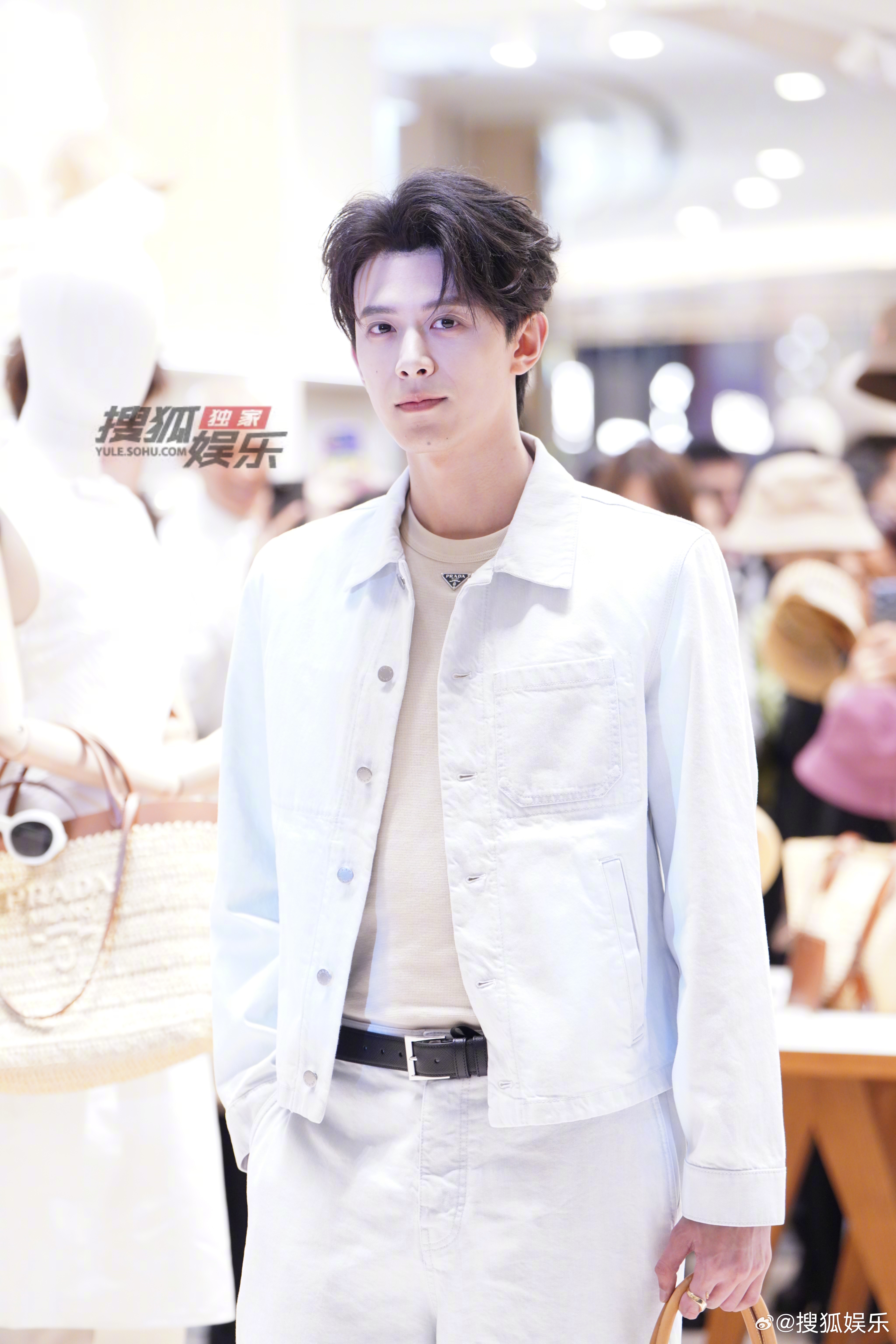 Prada活动生图合集掉落！此男太帅，让我们说出这句：孤的心跳只有一次，其余皆是