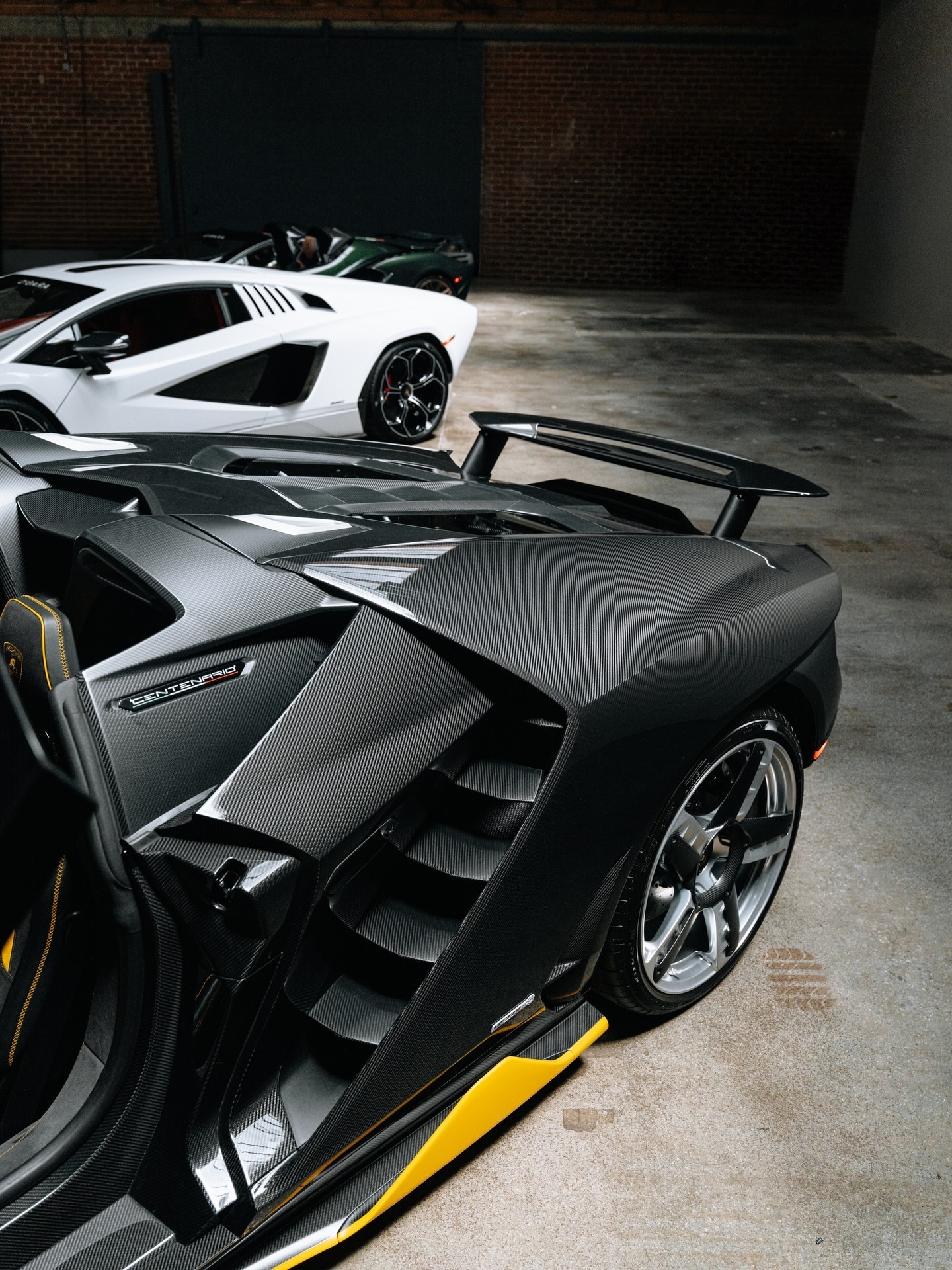 一台精心养护的 2017 年兰博基尼 Centenario Roadster。全