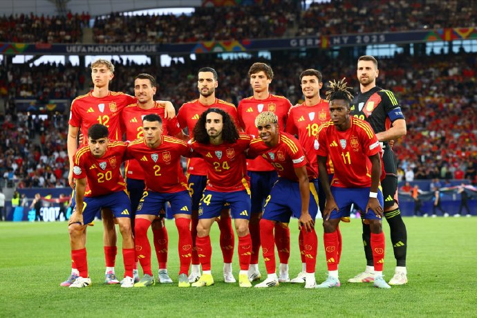 FIFA年终排名西班牙仍居首 FIFA公布了国家队的年终排名，西班牙、阿根廷前2