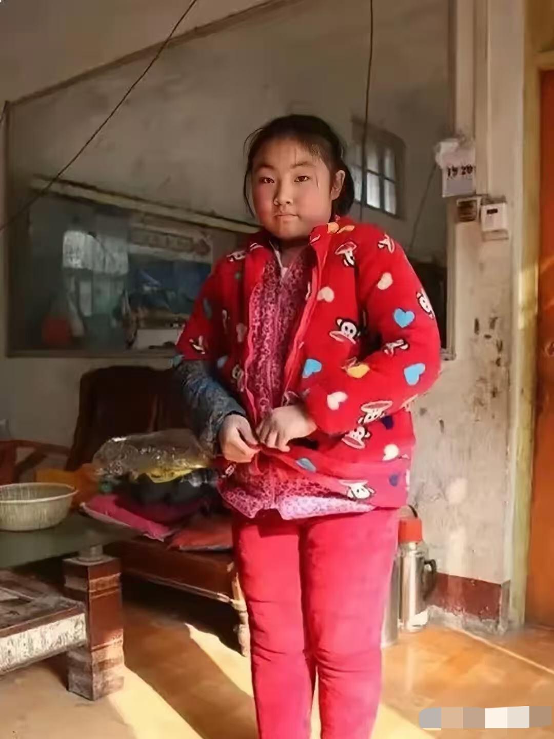 “让人眼睛湿润”！四川，一小女孩6岁爹没了，9岁妈改嫁。在叔叔家一住就是12年。