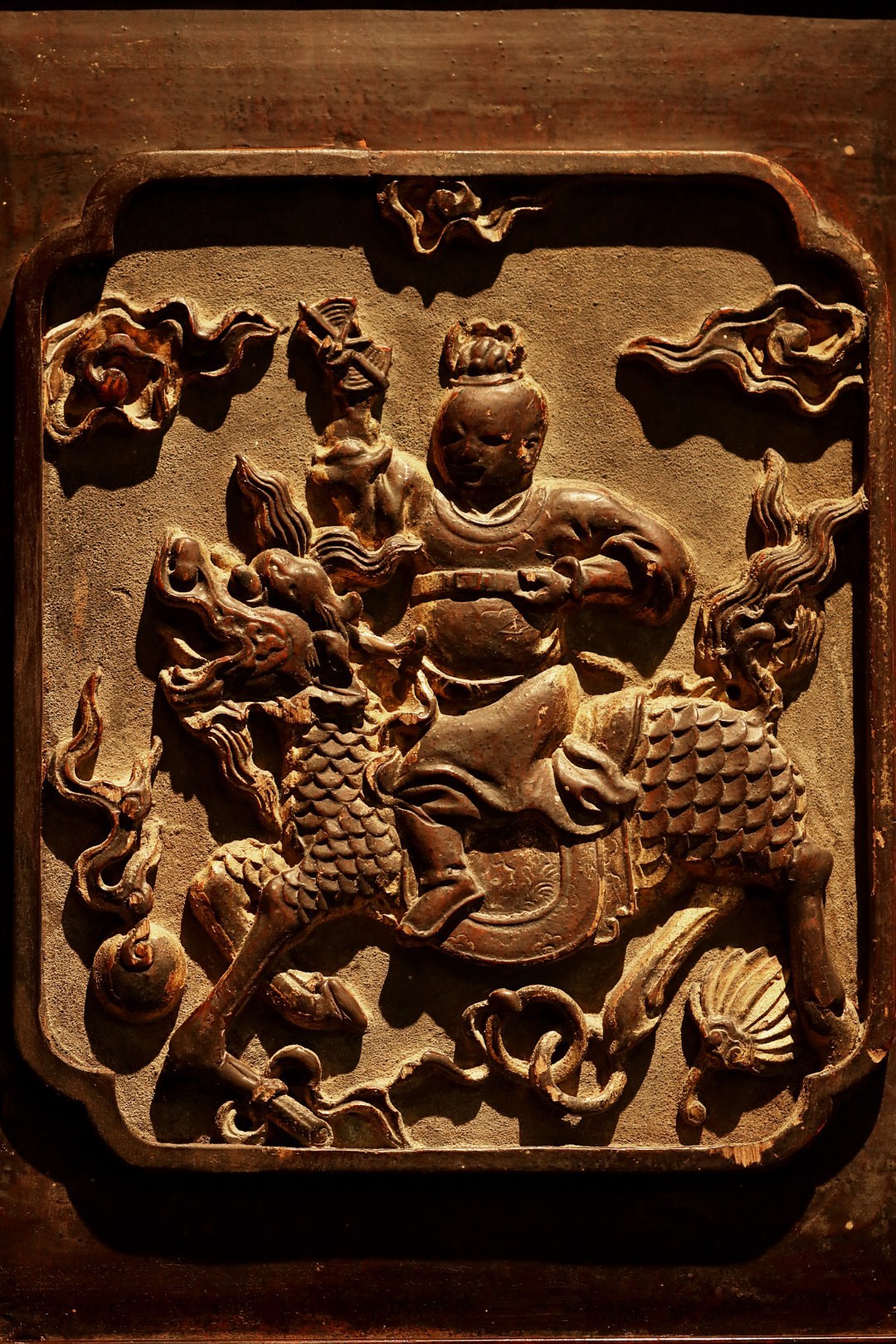 紫光檀x老花板【麒麟献瑞】挂屏紫光檀攒框，屏心嵌清代老花板，鎏金原漆皮壳高浮雕人