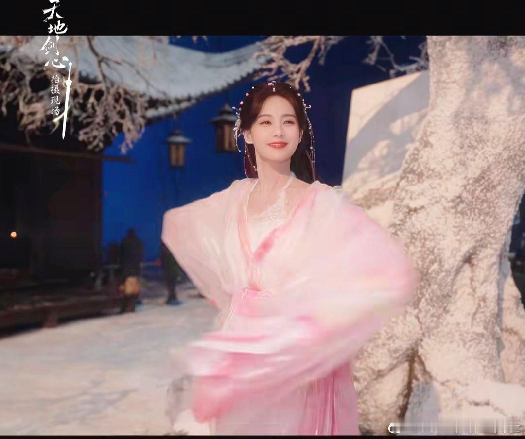 李一桐[超话] 李一桐《天地剑心》演清瞳，这粉色战损造型也太绝了！浅粉纱裙衬得人
