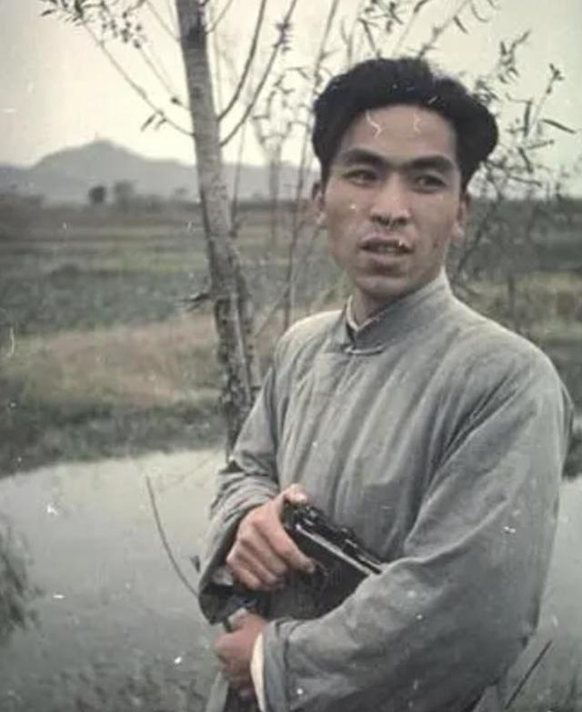 1947年，地下党被处决前婉拒房东送的断头饭：“我吃不下”，房东弯腰轻声说：“这