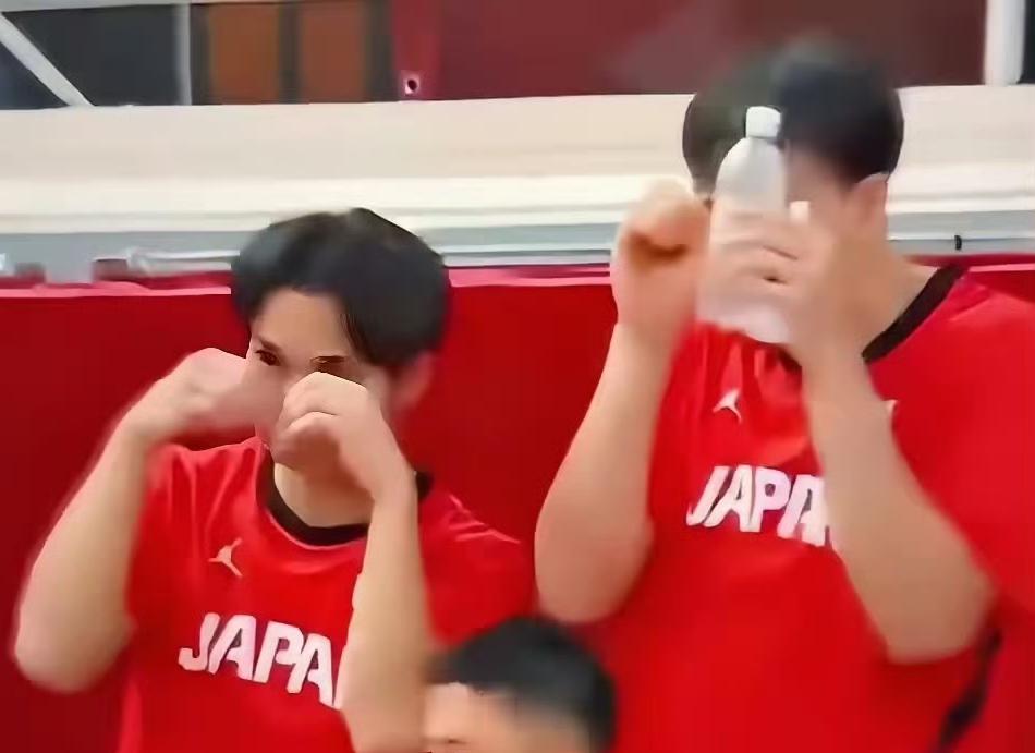 请相关方面解释一下，日本男篮场下做的这个是什么动作？做解说那么多年，我可以接受中