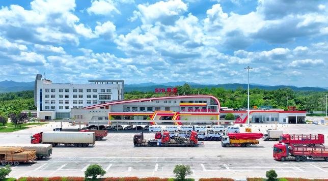 高速服务区如何盈利？多数人只上厕所或接热水，听保安怎么说？

电车一进服务区，很