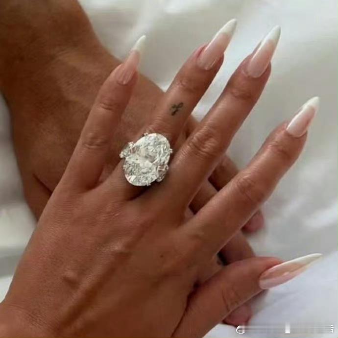 C罗向乔治娜求婚成功这钻戒真大[色] ​​​