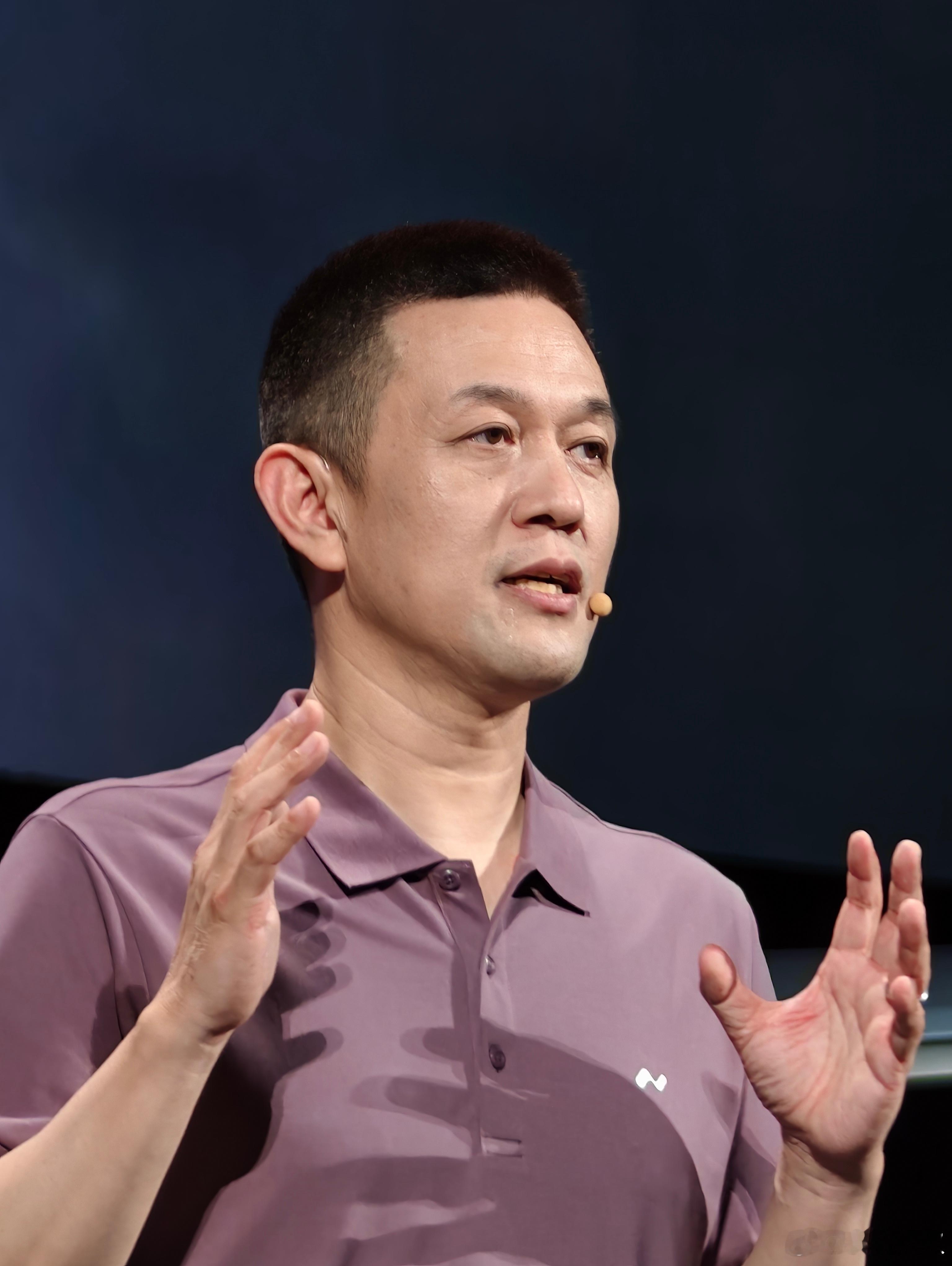 给大家来个特写：上台讲了两个半小时的斌哥～ ​​​