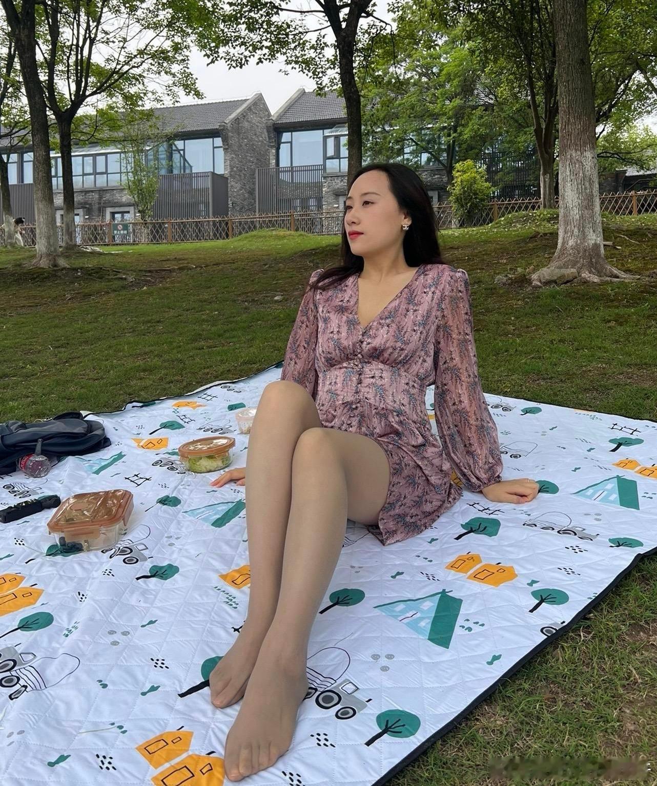 肉丝碎花裙，清晨来踏青～ ​​​