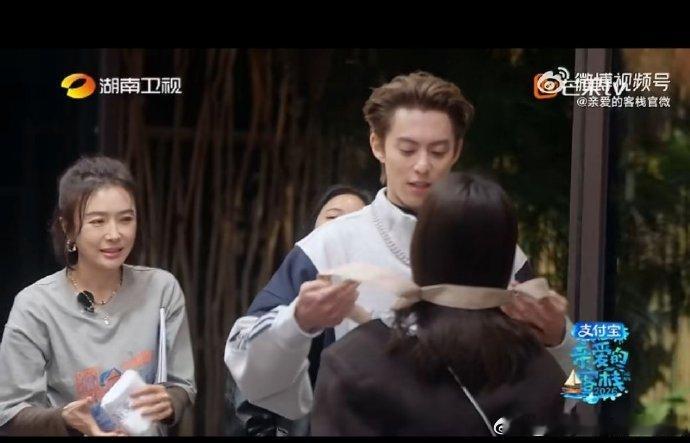 白鹿被安排洗碗干活王鹤棣给白鹿套围裙白鹿刚到客栈，围裙就上身了！王鹤棣这速度，来