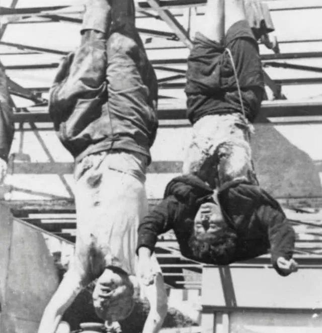 1945年，墨索里尼的情妇克拉拉被处决后倒吊在广场上，她的短裙垂下来，一览无遗。