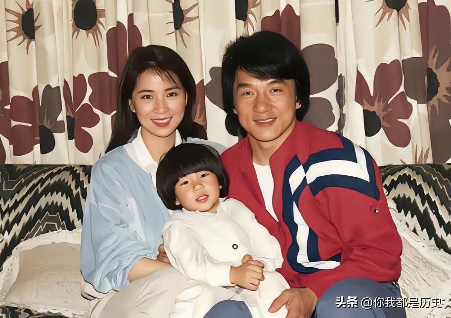 看到这张1987年成龙、林凤娇和房祖名的合影，真是感慨万千。照片里一家人笑容满面