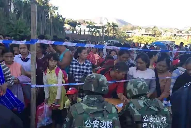 中缅边境腾冲口岸挤满了难民！难民是无辜的，他们应该受到缅甸政府的保护，应该接受联