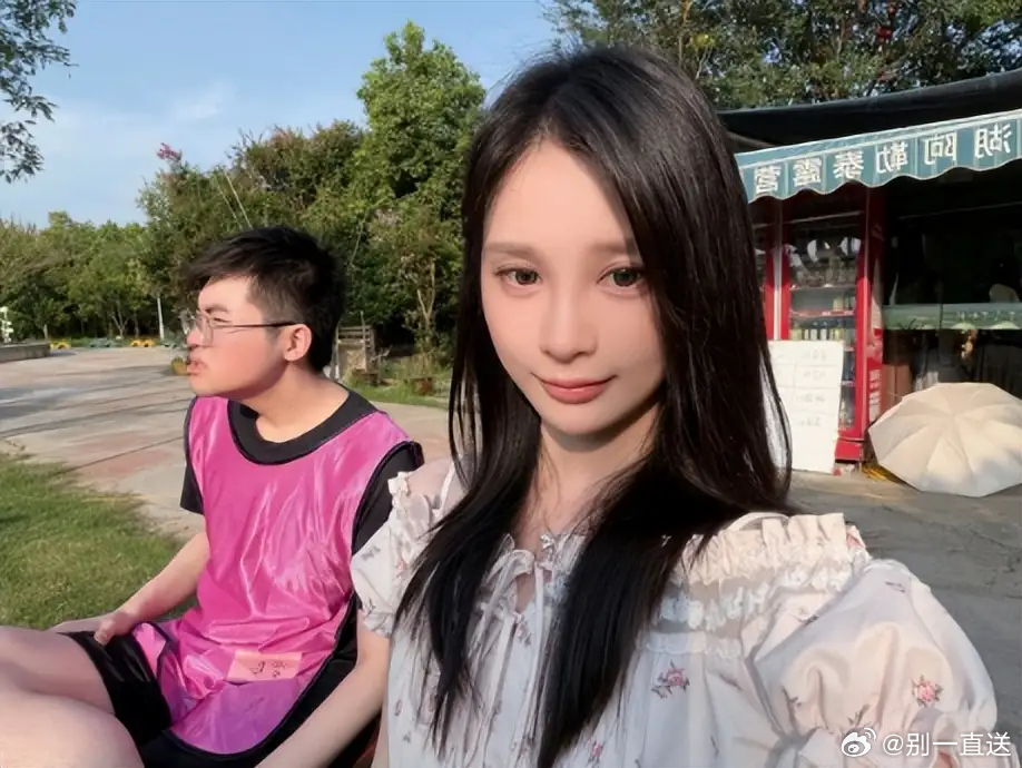 姿态直播不慎泄露银行卡余额，975万资金惹人热议，本人后续亲自出面回应LPL资讯