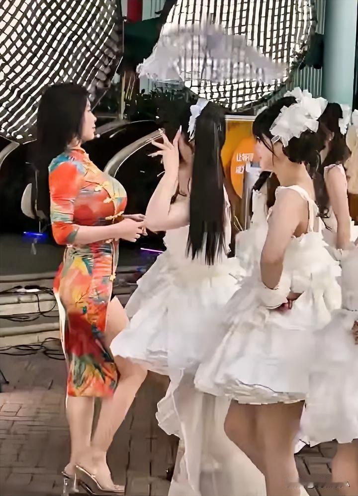 一对胸罩，一副胶腚，
省了几万，乃至十几万医美的钱。

前凸后翘，网红这么好的身