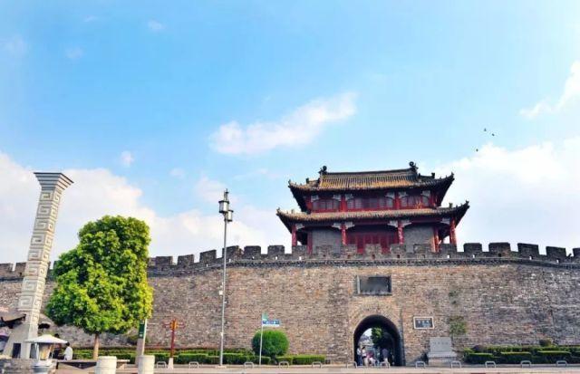 楚塞三湘接，荆门九派通
江流天地外，山色有无中
郡邑浮前浦，波澜动远空
襄阳好风