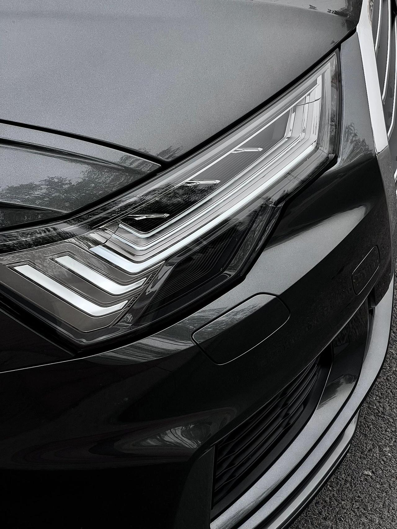 千万不要买奥迪A6L
因为你会无可救药爱上它
所带来源源不断的驾驶乐趣
·
尤其