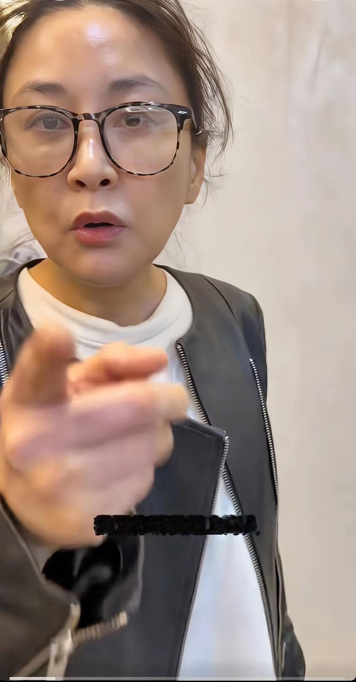 不要因为有一棵稗草而否认整个花园的芬芳，也不能因为美人的一个雀斑而忽略她的美貌。