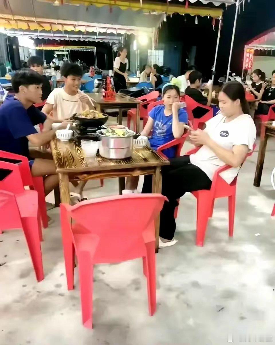 全红婵大气，回到老家就去请客了，请湛江icon老队友一起吃饭。连同队友的家人孩子