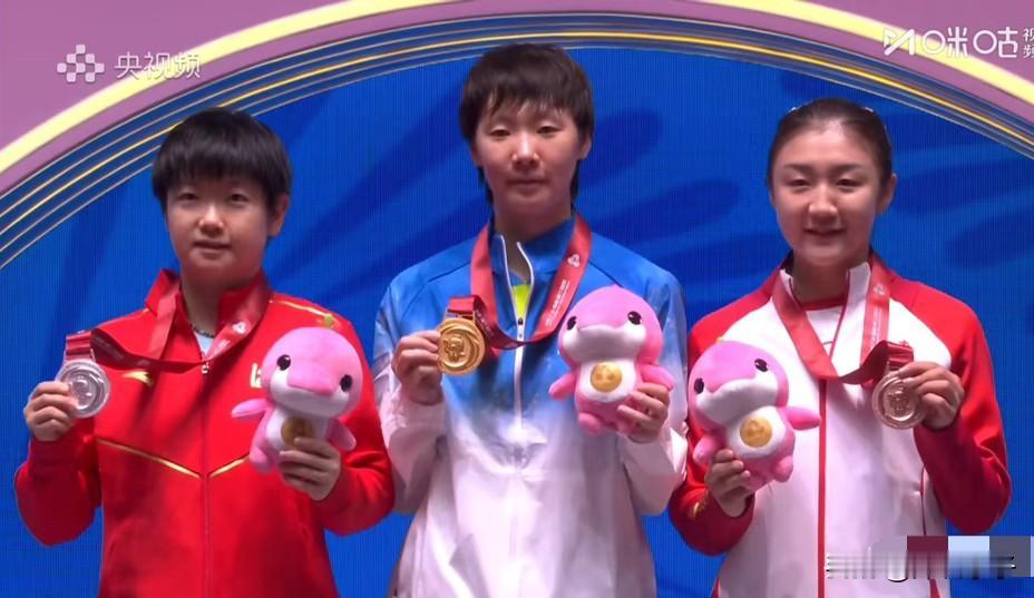 强者恒强！
突然有一种梦回巴黎奥运会女团夺冠 上台领奖的感觉。
她们仨还是她们仨