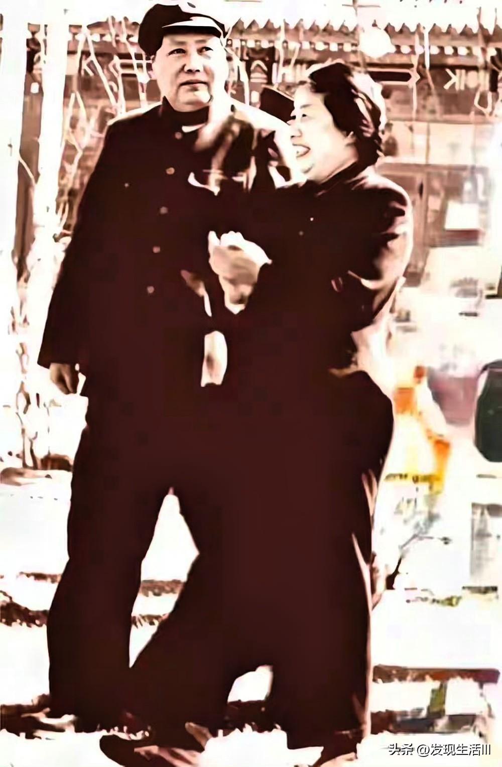 这是一段非常珍贵的历史记忆。教员和邓大姐作为长期并肩作战的革命战友，两人之间有着