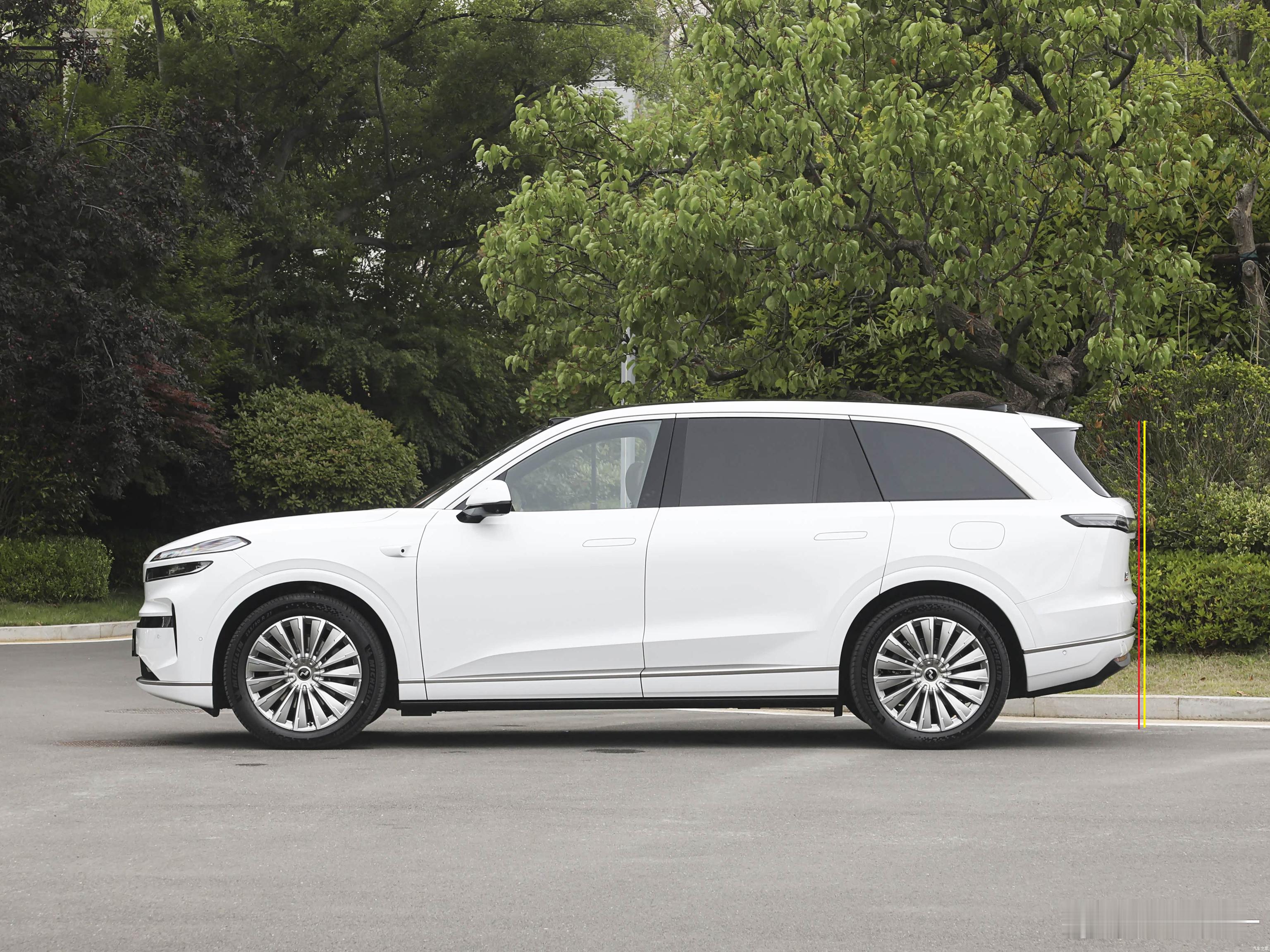 L90的尾灯灯壳也是凸出后保险杠杆末端的，倒车撞柱子会损失尾灯。如果把保险杠的长