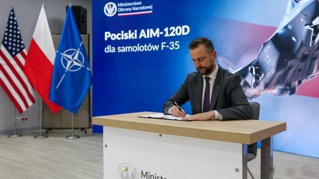 波兰签署了为洛克希德·马丁公司F-35闪电II飞机购买AIM-120D导弹的合同